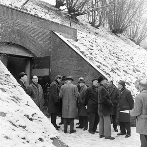 128420 Afbeelding van het bezoek van de leden van de provinciale ambtelijke commissie voor gemeentezaken aan het Fort ...